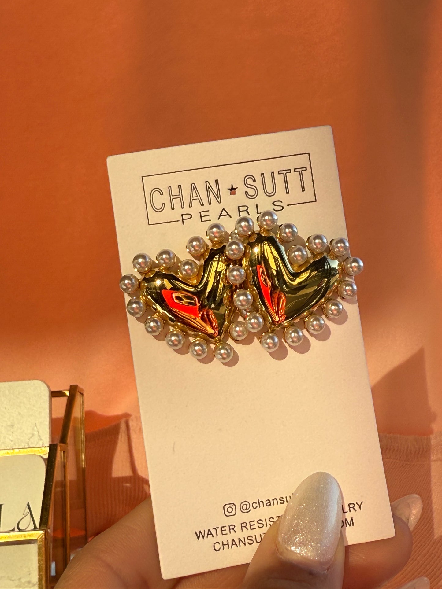 Pearl heart earring